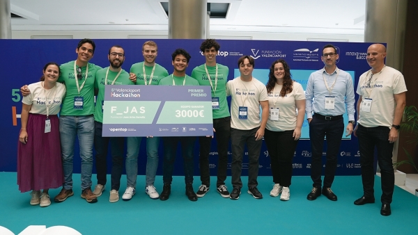 $!Imagen de los ganadores con los miembros del jurado.