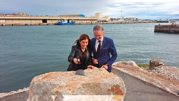 $!La presidenta de Cantabria, María José Sáenz de Buruaga, introdujo un cilindro con objetos conmemorativos en la primera piedra, en presencia del presidente de la Autoridad Portuaria de Santander, César Díaz. Foto J.P.
