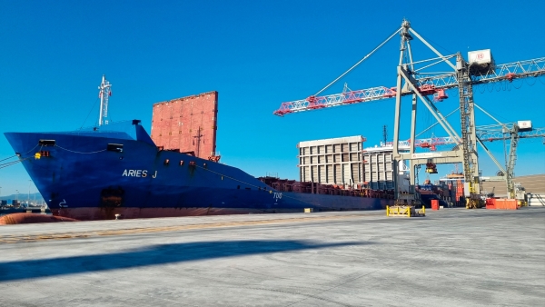 $!Este viernes han operado dos buques simultáneamente, uno de Boluda Lines y otro de Samskip.