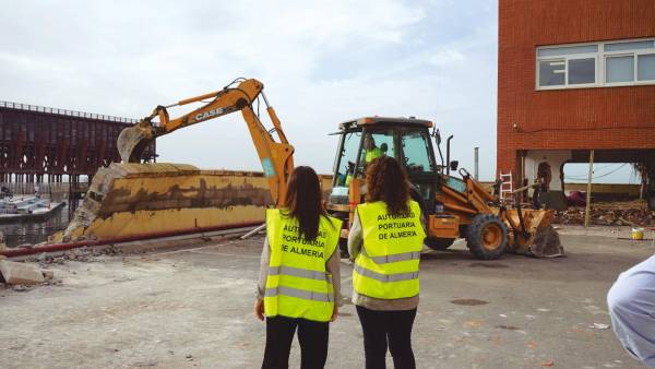 $!La presidenta de la APA, Rosario Soto, y la alcaldesa de Almería, María del Mar Vázquez, ante el derribo del muro perimetral de la sede de la APA este pasado mes de octubre que aportará espacio para el paseo ciudadano.