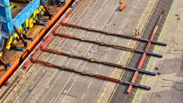 $!Para la descarga de las dos grúas, se han instalado raíles perpendiculares en el muelle.