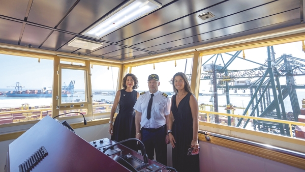 $!Imagen de las dos madrinas del buque junto al capitán del “MSC Loreto”. De izquierda a derecha: Loreto Cerdá, Andriy Ney y Loreto Lorente.