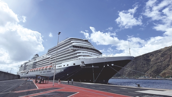 $!El buque “Nieuw Statendam” ha hecho su primera escala en el Puerto de La Palma.