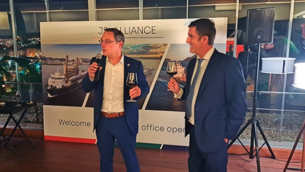 $!Jens Baumgarten, Managing Director Chartering de SAL Heavy-Lift, y Josu Iturri, Managing Director de JSI Alliance Iberia, agradecieron el apoyo. Foto J.P.