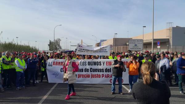 $!Protestas de los agricultores frente al Puerto de Motril.