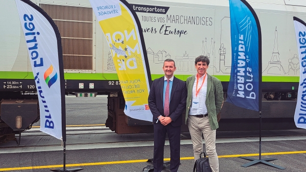 $!Fabrice Turquet, Freight Sales Manager Iberian Market Brittany Ferries, y Jaime Pinedo, redactor-jefe Norte de Diario del Puerto, único medio español acreditado.