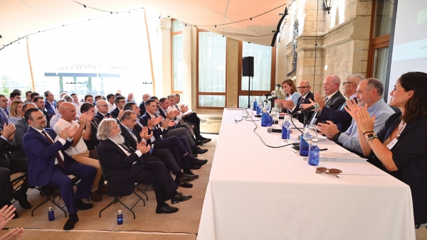 $!El presidente saliente de la AP de Bilbao, Ricardo Barkala, recibió un largo aplauso de reconocimiento en su última Asamblea de UniportBilbao.