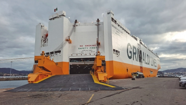 $!Durante la estancia del “Grande Auckland” en Vigo, Grimaldi descargará 120 Peugeot procedentes de China y cargará otros 500 Stellantis para Japón.