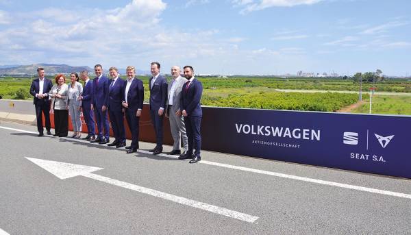 $!Visita de representantes institucionales y empresariales de la Comunidad Valenciana y el Gobierno de España, tras el acto de presentación del proyecto de la factoría de Volkswagen en Parc Sagunt II.