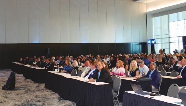$!Roger Blum, moderador de la mesa redonda “La evolución de los destinos”; Natasha Salzedo, directora de Itinerarios y Destinos de Virgin Voyages; Natalie Allaby, directora de Cruise Excellence de Puerto de Saint John; Marc Figaroa, CEO de la Autoridad Portuaria de Aruba; Ugo Savino, director de Implementación y Planificación de itinerarios de Carnival Cruise Line; y Stephen Xuereb, CEO de Global Ports Holding. Foto M.V.
