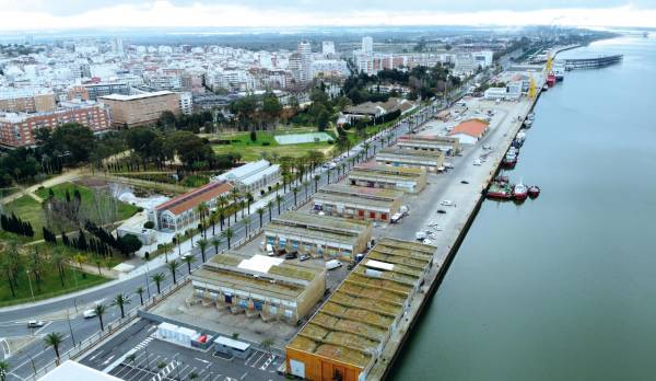 $!Vista actual del Muelle de Levante del Puerto de Huelva, cuyas naves obsoletas serán demolidas.