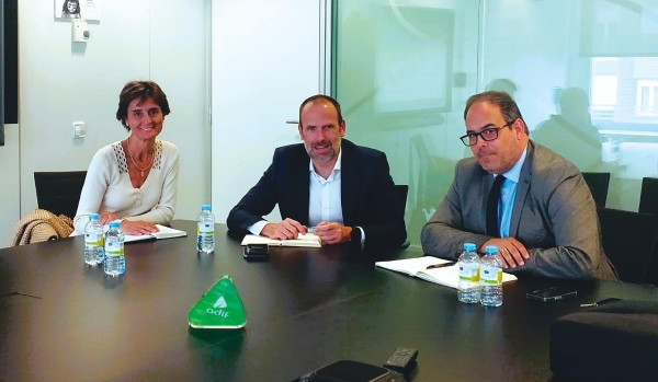 $!Carlos Castán, presidente de ACE (centro), y Nuria Lacaci, secretaria general, abordaron recientemente junto al Comisionado del Corredor Atlántico, José Antonio Sebastián, las oportunidades que generará su apertura prevista para 2030.