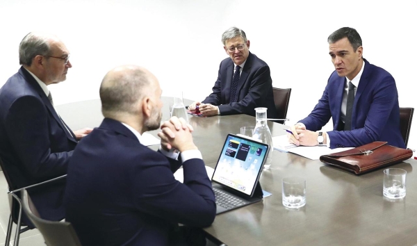 $!El pasado 23 de noviembre, el presidente y el secretario general de ASCER, Vicente Nomdedeu y Alberto Echavarría, respectivamente, mantuvieron un encuentro con el presidente del Gobierno, Pedro Sánchez, en noviembre. En la reunión también participó el president de la Generalitat Valenciana, Ximo Puig. El presidente Sánchez se mostró receptivo con la información trasladada por ASCER y se comprometió a seguir explorando vías de apoyo para el sector y la industria gasintensiva, así como a continuar trabajando en la búsqueda de las ayudas que se solicitan desde la industria azulejera.