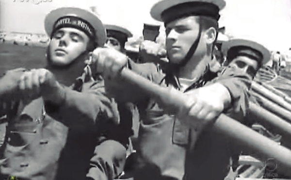 $!Fotograma del NO-DO Revista Imágenes 299: Enseñanza Naval - Brigadas de Instrucción de Marinería (Cartagena, 1949).