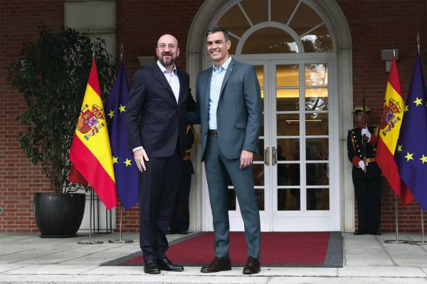 $!Pedro Sánchez, presidente de turno de la UE, el domingo junto al presidente del Consejo Europeo, Charles Michel.