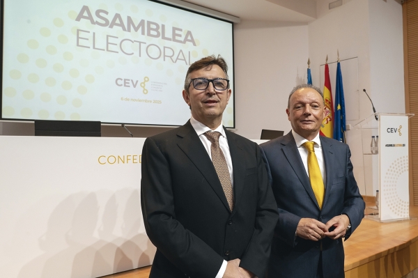 $!Vicente Lafuente y Salvador Navarro, en la asamblea celebrada hoy.