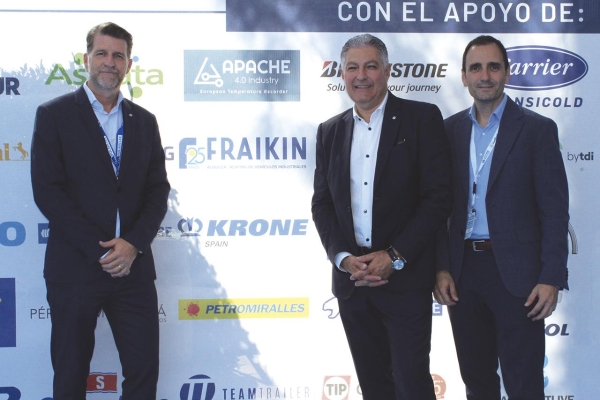 $!Krone. Eduardo Sánchez, área manager; François Rivero, director general y José María Ortega, director comercial de Krone. Foto: J.C.P.