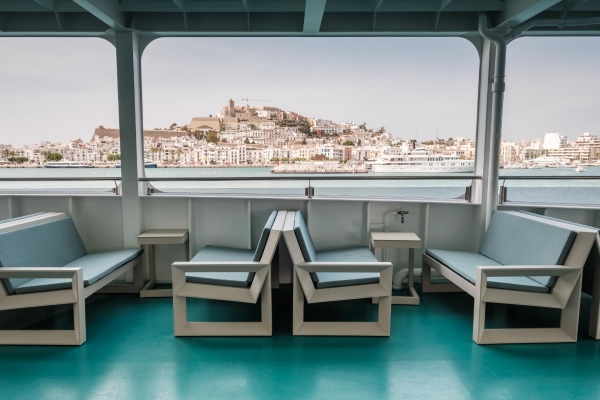 $!Con capacidad para 390 pasajeros, en la cubierta superior dispone de una zona chill out equipada con sofás y hamacas de diseño y protegida del sol por carpas, con un gran bar en el centro.