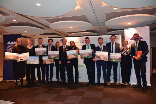 $!Rifa solidaria. Al finalizar la cena, tuvo lugar la tradicional rifa solidaria cuya recaudación irá destinada íntegramente a Aportem-Puerto Solidario Valencia. Se sortearon diferentes premios gentileza del Hotel Neptuno, Caixa Popular, Trasmed, SH Valencia Palace, Aquaidam, Lotes de España, Grandi Navi Veloci y Tareca.