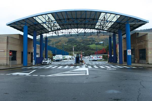 $!Aparkabisa, el principal centro de transporte de Bizkaia, está totalmente operativo, sin presencia de piquetes informativos. Foto J.P.