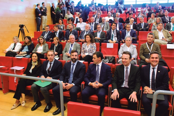 $!De izq. a dcha, Felisa Martín, directora general de Comunicación, RR.II. y con Inversores de Enagás; Antonio Aiz, director de la AP de Bilbao; Joan Groizard, secretario de Estado de Energía; Imanol Pradales, lehendakari; Arturo Gonzalo, consejero delegado de Enagás; y Mikel Jauregi, consejero de Industria, Transición Energética y Sostenibilidad del Gobierno Vasco. Foto J.P.