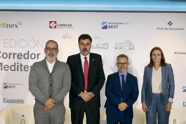 $!Carlos Morán, moderador; Lluís Salvadó, presidente de Port de Barcelona; Saül Garreta, presidente de Port Tarragona; e Idoia Galindo, CEO de Transfesa. Foto M.V.