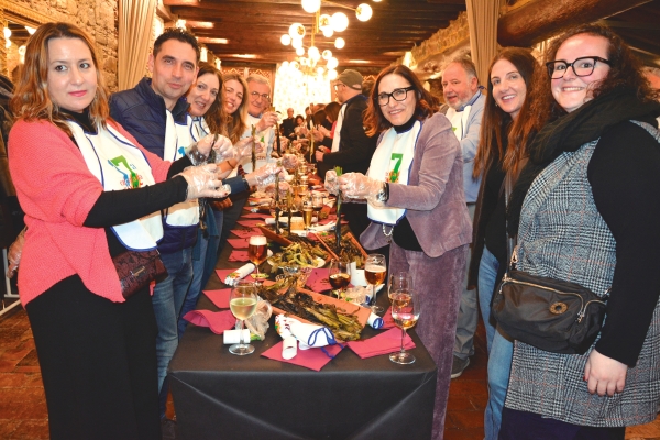 $!La calçotada del Club del Transitario Marítimo reunió a buena parte de la comunidad portuaria. Foto J.C.P.