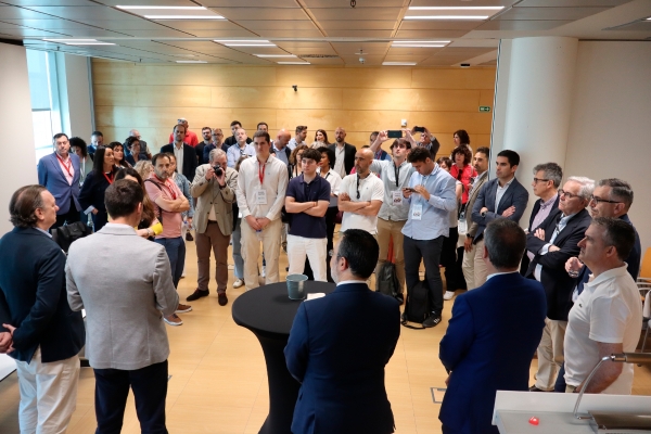 $!La visita ha comenzado con una recepción institucional a cargo del director de Operaciones, Comercial, Logística y Estrategia de la Autoridad Portuaria, Andima Ormaetxe.