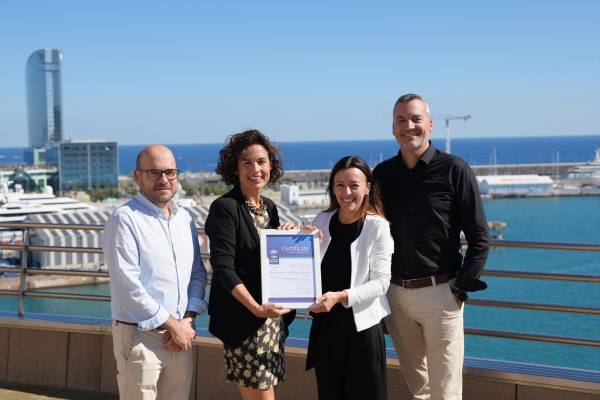 $!Representantes de JCV Shipping &amp; Solutions i del Port de Barcelona con el diploma de la acreditación