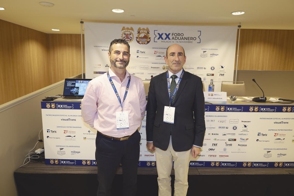 $!Jorge. N. Müller, ingeniero informático, DPD, CIO, CISO; y Martín Visiers, presidente del Colegio Oficial de Agentes de Aduanas y Representantes Aduaneros de Irún. Foto R. T.