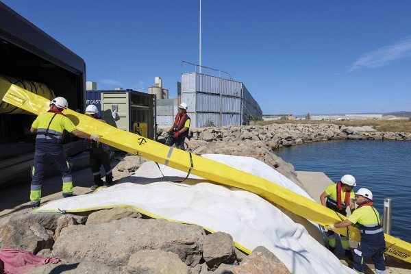 $!El ejercicio ha consistido en el despliegue de la barrera de 400 metros ubicada en el cantil del muelle de la terminal Sur y de la barrera de 300 metros situada en el muelle del Centenario.