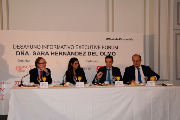$!Miguel Ángel Martínez Olagüe, director general de Sistemas Inteligentes de Transporte de GMV; Sara Hernández, secretaria general de Movilidad Sostenible; Rafael Barbadillo, presidente de CONFEBUS; y César Chiva, director de Executive Forum. Foto M.C.