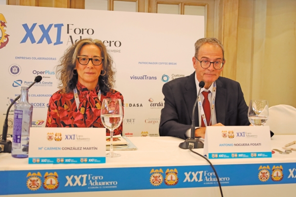 $!Carmen González Martín, subdirectora general de Acuerdos Sanitarios y Control en Frontera, y Antonio Noguera Fosati, presidente del Colegio Oficial de Agentes de Aduanas y Representantes Aduaneros de Valencia. Foto J.M.