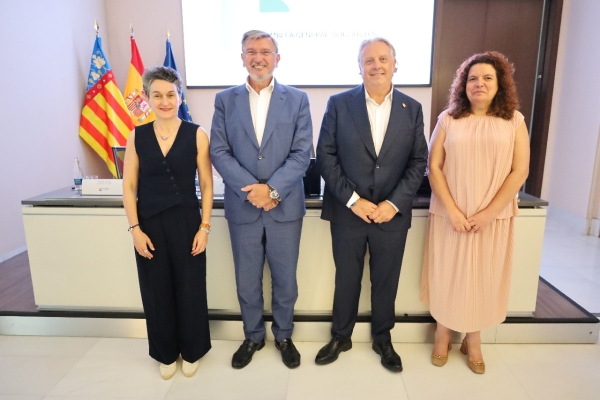 $!Mar Chao, presidenta de la Autoridad Portuaria de Valencia; Carlos Prades, presidente de la FVET; Juan Ortega, vicepresidente de la FVET; y María José Martínez Ruzafa, directora general de Infraestructuras de Transporte Terrestre. Foto R. T.