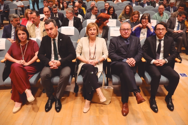 $!Desde la izquierda: Adriana Lastra, delegada del Gobierno en Asturias; Gustavo Santana, presidente de Puertos del Estado; Mariví Monteserín, alcaldesa de Avilés; Santiago Rodríguez Vega, presidente de la Autoridad Portuaria de Avilés; Ramón Muñoz, director de la Autoridad Portuaria de Avilés. Foto J.P.