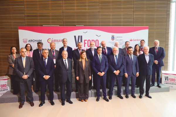 $!La presidenta del Gobierno de Cantabria, María José Saénz de Buruaga, y el Lehendakari del Gobierno Vasco, Imanol Pradales (primera fila, centro), clausuraron el VI Foro de las Cámaras de Comercio del Arco Atlántico. Foto J.P.