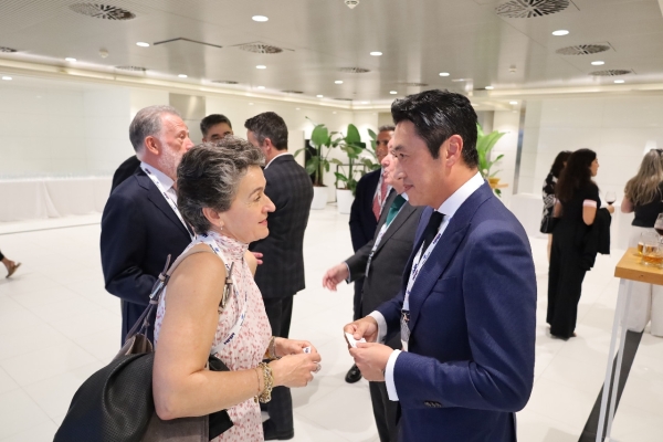 $!Mar Chao, presidenta de la Autoridad Portuaria de Valencia; y Alex Seo, managing director de HMM para Europa. Foto R. T.