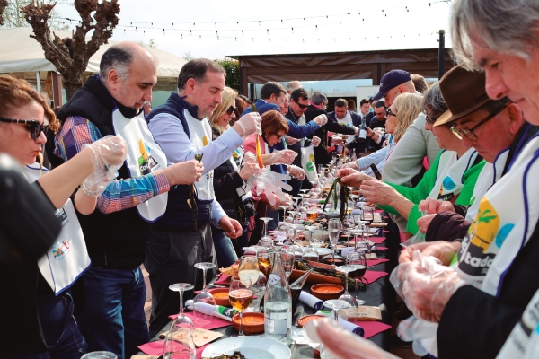 $!Más de 200 profesionales celebrarón la clásica calçotada de CTM. Foto: J. M.