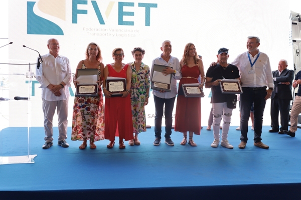 $!Este año, se entregaron un total de once Insignias de San Cristóbal. En la imagen, los cinco primeros profesionales reconocidos. De izquierda a derecha: Manuel Ríos, Trinidad Ramírez Alapont (Grupo Torres), María Isabel Rodrigo Tárrega (Grupo Chema Ballester), Mar Chao, Andrés Llorach Más (Transportes Ortega), Raquel Sola López (Grupo Raminatrans), José Antonio Lázaro Serrano (Grupo Raminatrans) y Carlos Prades. Foto R. T.