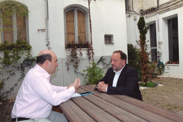 $!Juan Manuel Martínez Mourín, presidente de AET, durante la entrevista junto al director de Diario del Puerto, Miguel Juan Jiménez Rollán. Foto M.C.