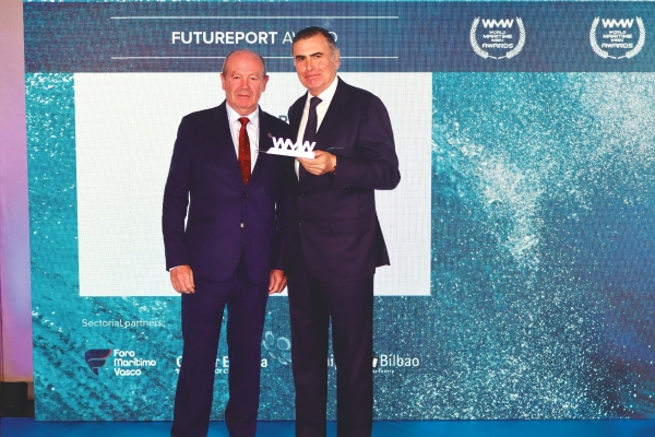 $!El Premio Futureport lo recibió Alejandro Aznar, presidente del Grupo Ibaizabal y de ANAVAS (derecha), y lo entregó Ricardo Barkala, presidente de la Autoridad Portuaria de Bilbao. Foto J.P.
