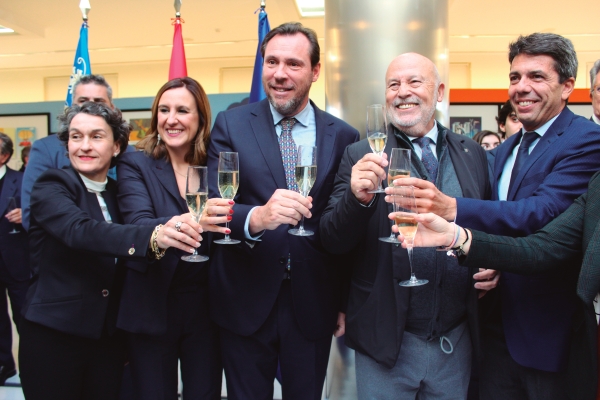 $!El ministro Puente, en el cóctel de Navidad de Valenciaport el día del anuncio del desbloqueo de la Terminal Norte.