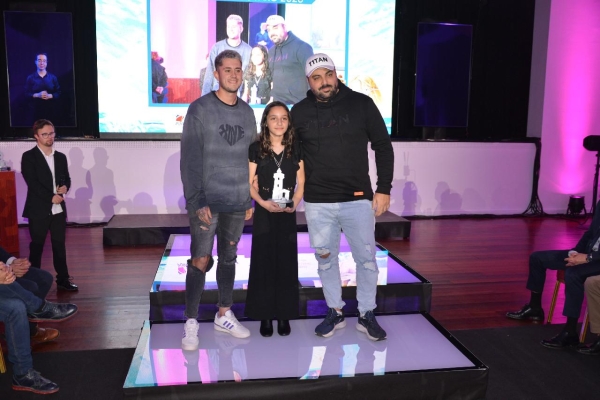 $!Iván Balaguer (primero por la derecha), junto a su hija y un colaborador. Foto: Raúl Tárrega.