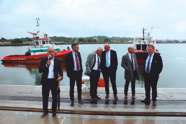$!Pascal Marty, presidente del Directorio de la Société Portuaire Port de Bayonne (izquierda) explica las características del nuevo muelle. Foto J.P.