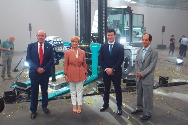 $!El CEO de Revenant, Álex López Aller (2ª dcha.), presentó la primera máquina en el Puerto de Bilbao en 2023 junto al presidente de la APB, Ricardo Barkala (1º izq.). Foto J.P.