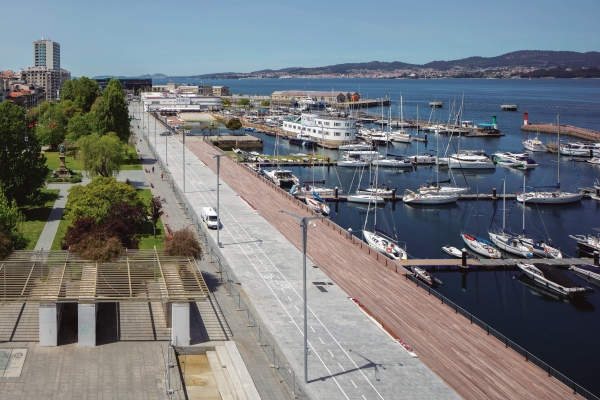$!“Camiñando polo Porto de Vigo” en su sendero que evidencia la transformación de la ciudad y del puerto.