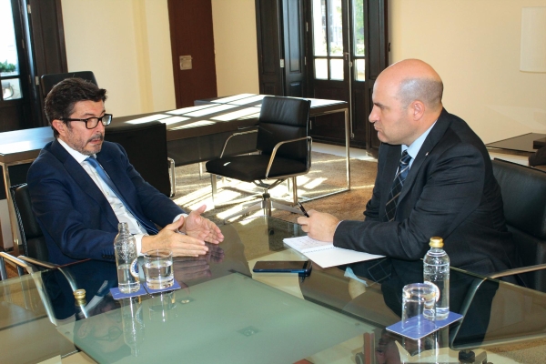 $!El presidente de Puertos del Estado (izquierda) junto al director de Diario del Puerto, Miguel Jiménez (derecha), en el transcurso de la entrevista, que tuvo lugar en el Edificio del Reloj del Puerto de Valencia. Foto B.C.