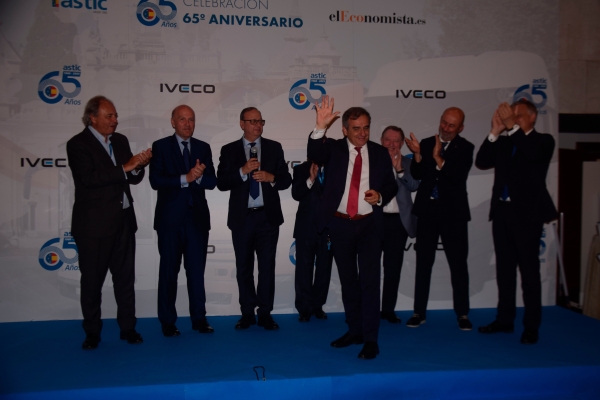 $!Entre los numerosos reconocimientos entregados con motivo del 65 Aniversario de ASTIC estuvo el recibido por Ramón Valdivia, vicepresidente ejecutivo de la entidad, en el centro de la imagen. Foto M.J.