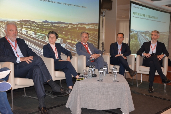 $!Antonio Aguilar (ADIF); Mar Chao (Valenciaport), Juan Carlos Arocas (Trans Italia); Carlos Pereda (Tramesa) y Carlos Omaña (VTG Spain &amp; Portugal) en la mesa sobre autopistas ferroviarias. Foto J.C.P.
