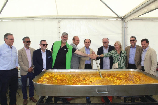 $!La IV Fiesta de la Logística de Algeciras contó con un importante respaldo institucional. De izquierda a derecha: Carlos Fenoy, presidente de la Cámara de Comercio de Campo de Gibraltar; Fernando García, comandante naval de Algeciras; Juan José Sanz, delegado especial en el Campo de Gibraltar; Francisco Prado, director general de Grupo Diario; Óscar Curtido, delegado territorial de Sostenibilidad, Medio Ambiente y Economía Azul de Cádiz, Gerardo Landaluce, presidente de la APBA, Juan Ureta, presidente de Propeller Algeciras; Eva Pajares, delegada territorial de Salud y Consumo; José Luis Hormaechea, director de la APBA; y Francisco Javier Rodríguez, subdelegado de la Junta de Andalucía en el Campo de Gibraltar. Foto Héctor Das.